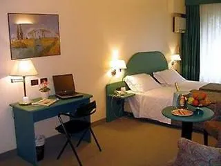Club Z Hotel
